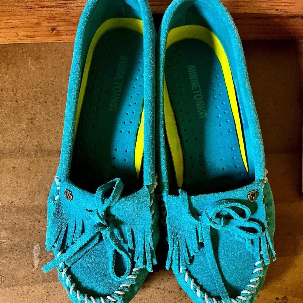 Minnetonka Kilty Moccasins 8.5 Turquoise Teal Soft Leather
